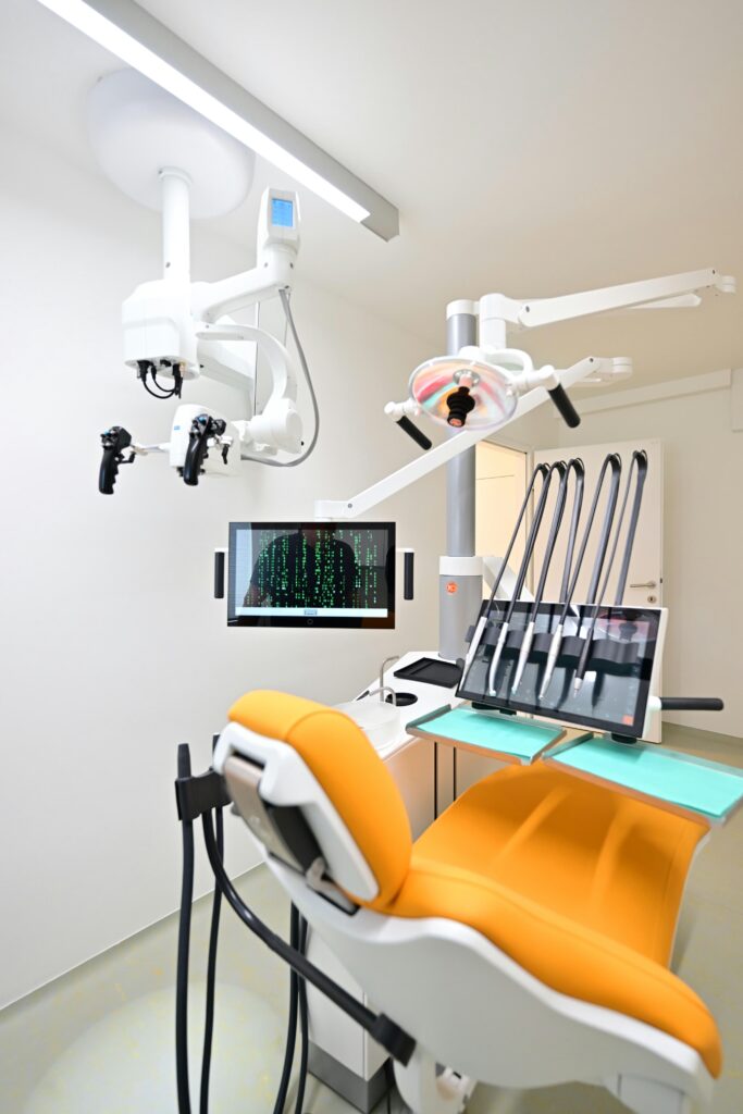 Behandlungszimmer Dentalmikroskop Trewella Wien Meidling
