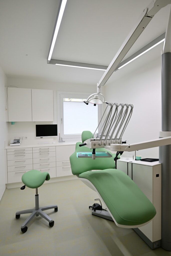 Behandlungszimmer Gruen Zahnarztpraxis Trewella Wien