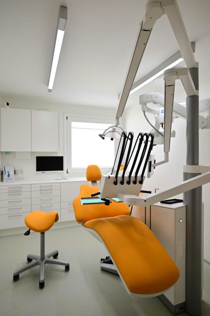Behandlungszimmer Orange Zahnarztpraxis Trewella Wien