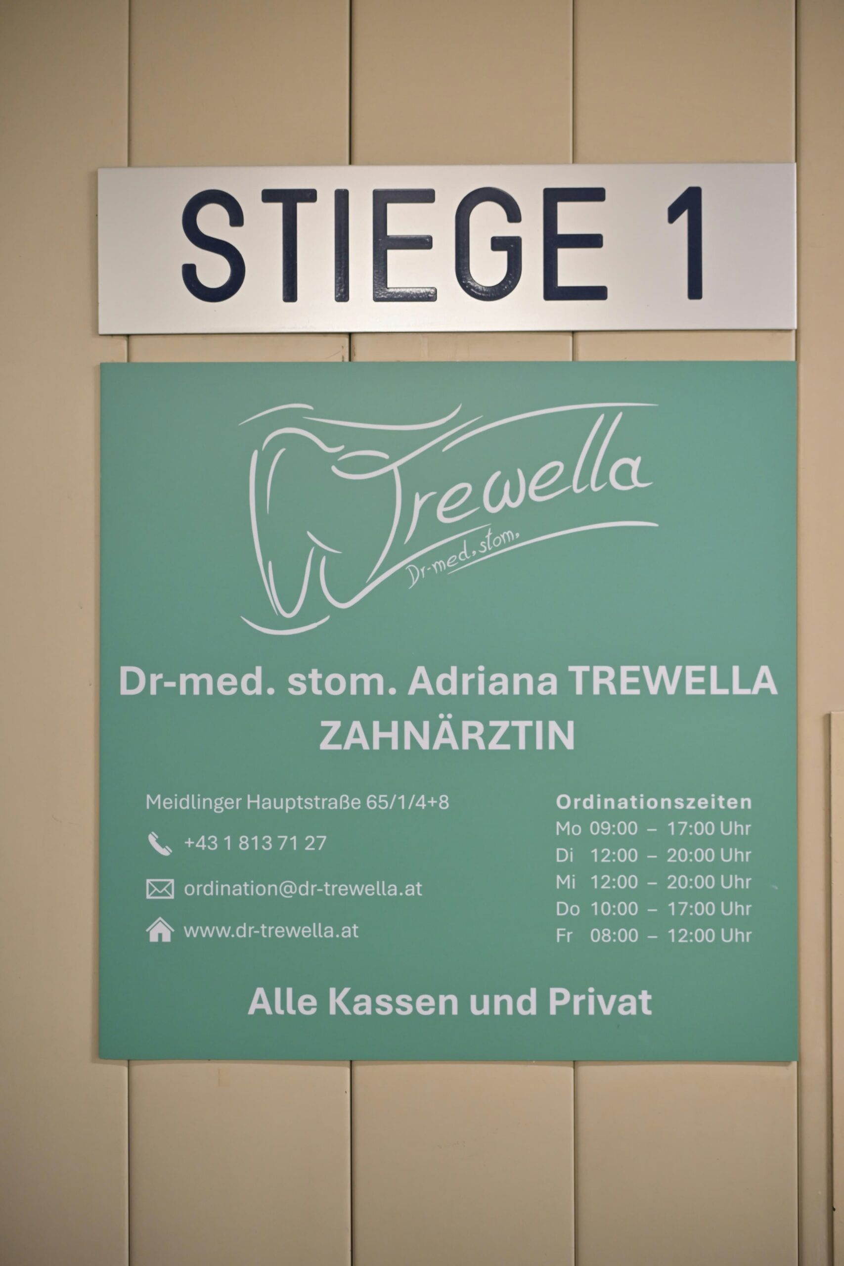 Praxisschild Stiege 1 — Dr. Trewella, Meidlinger Hauptstraße 65, 1120 Wien