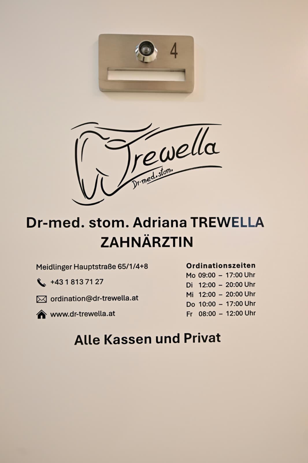 Türschild Ordination Dr. Trewella, Tür 4 — Zahnärztin in Wien-Meidling